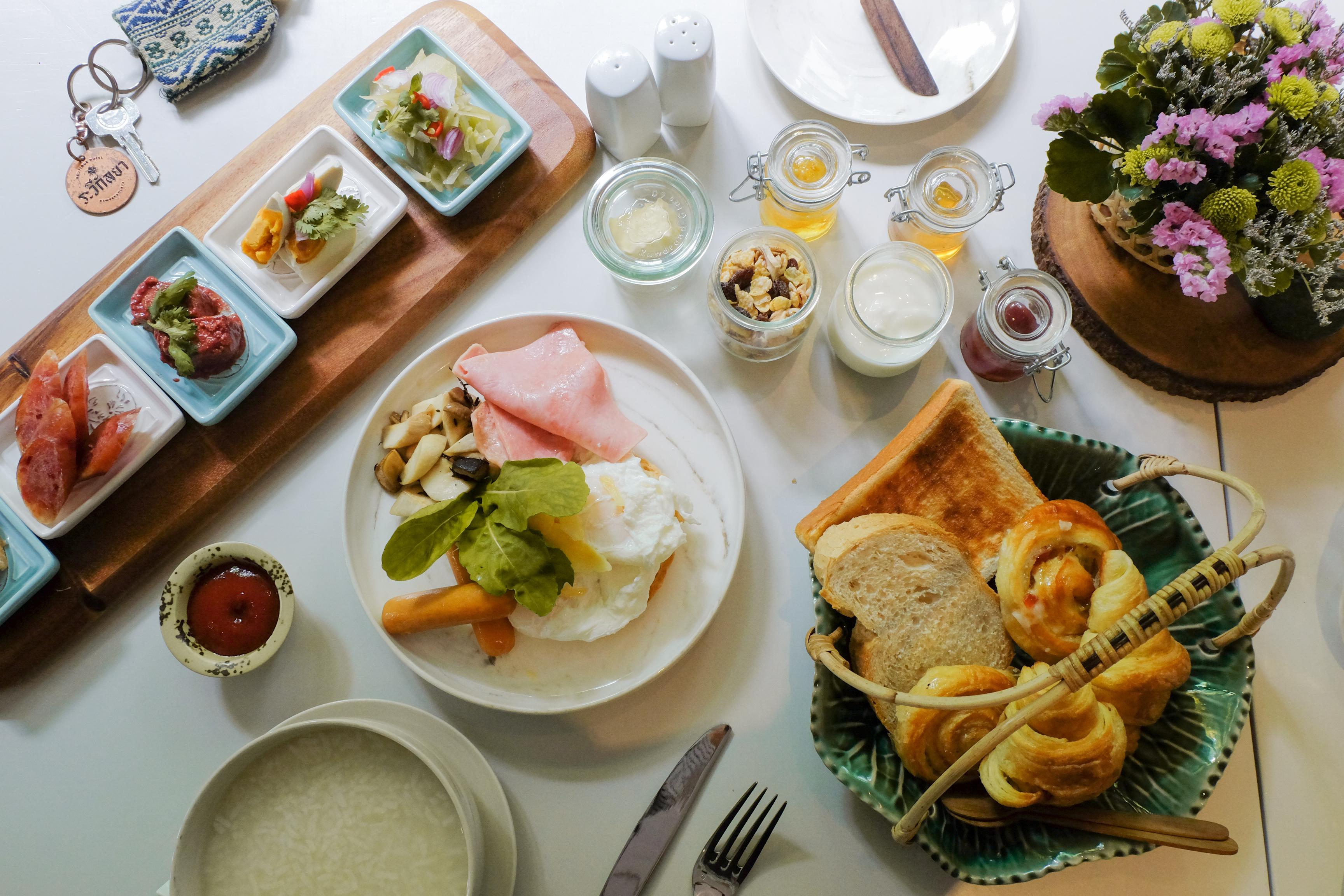 The Raweekanlaya Banguecoque Exterior foto A typical breakfast at the hotel