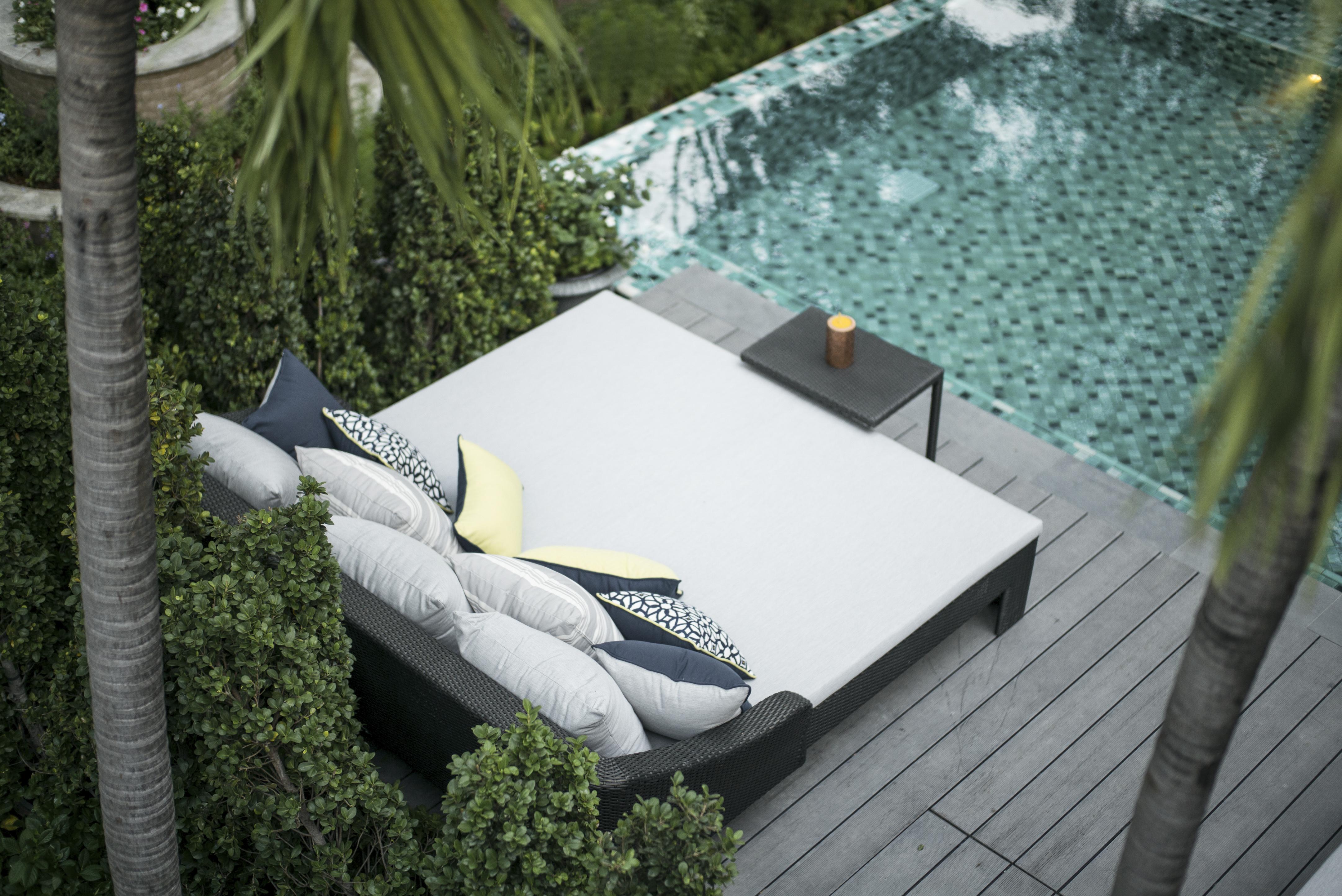 The Raweekanlaya Banguecoque Exterior foto A poolside daybed