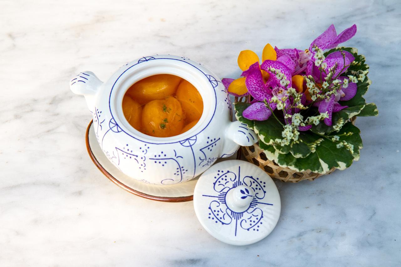The Raweekanlaya Banguecoque Exterior foto A pot of turmeric tea