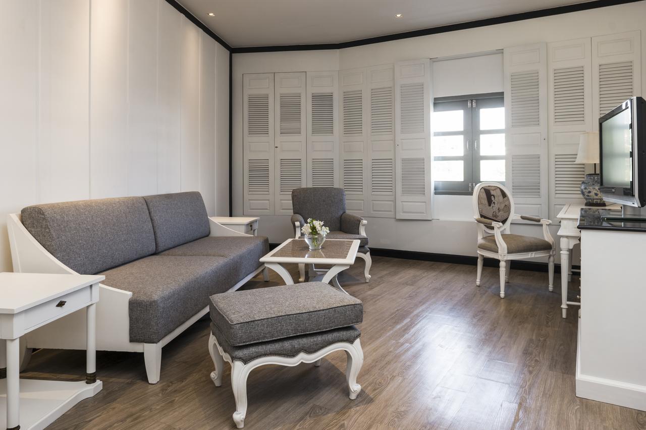 The Raweekanlaya Banguecoque Exterior foto A living room in a suite