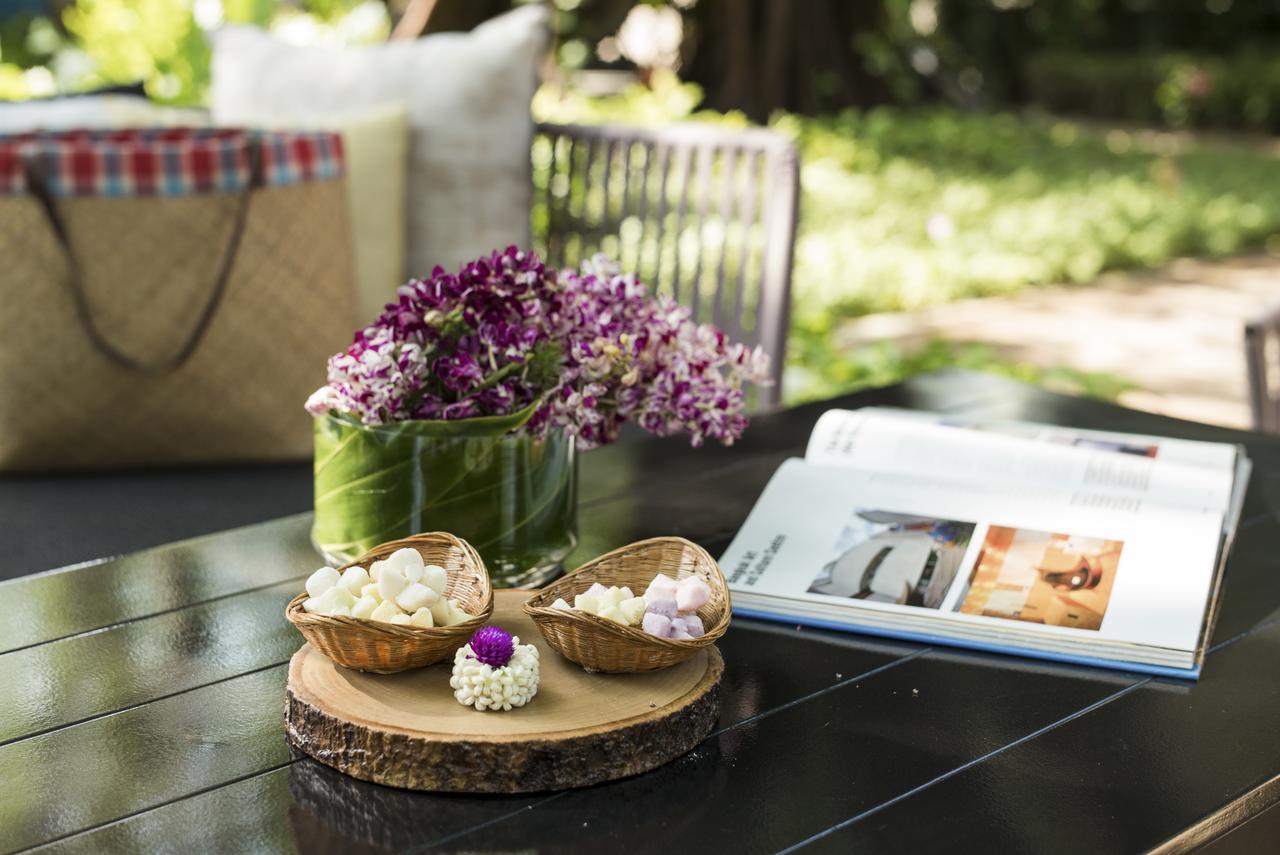The Raweekanlaya Banguecoque Exterior foto A picnic table with a book and flowers